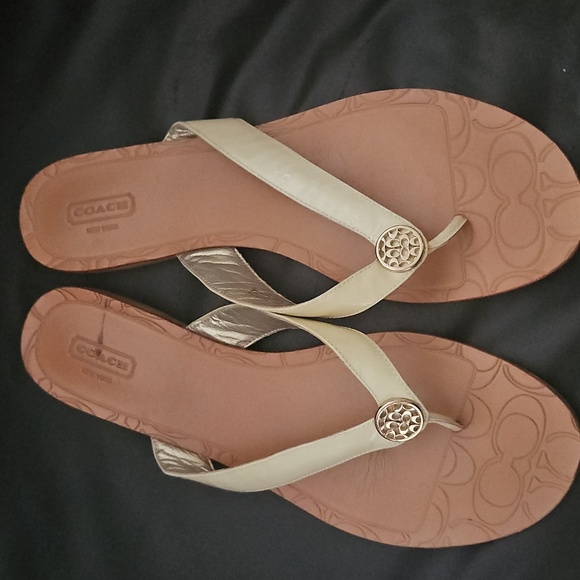 Coach Women's Sz10B Sara Flat Strap Logo  Sandals Patent Cream 100% Leather - Picture 3 of 11
